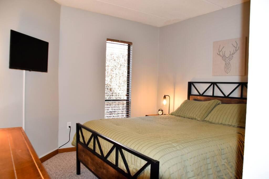 Cozy Mountain Getaway! Mountain Views! 2 Bed, 2 Bath, Sleeps 6 Lejlighed Gatlinburg Eksteriør billede