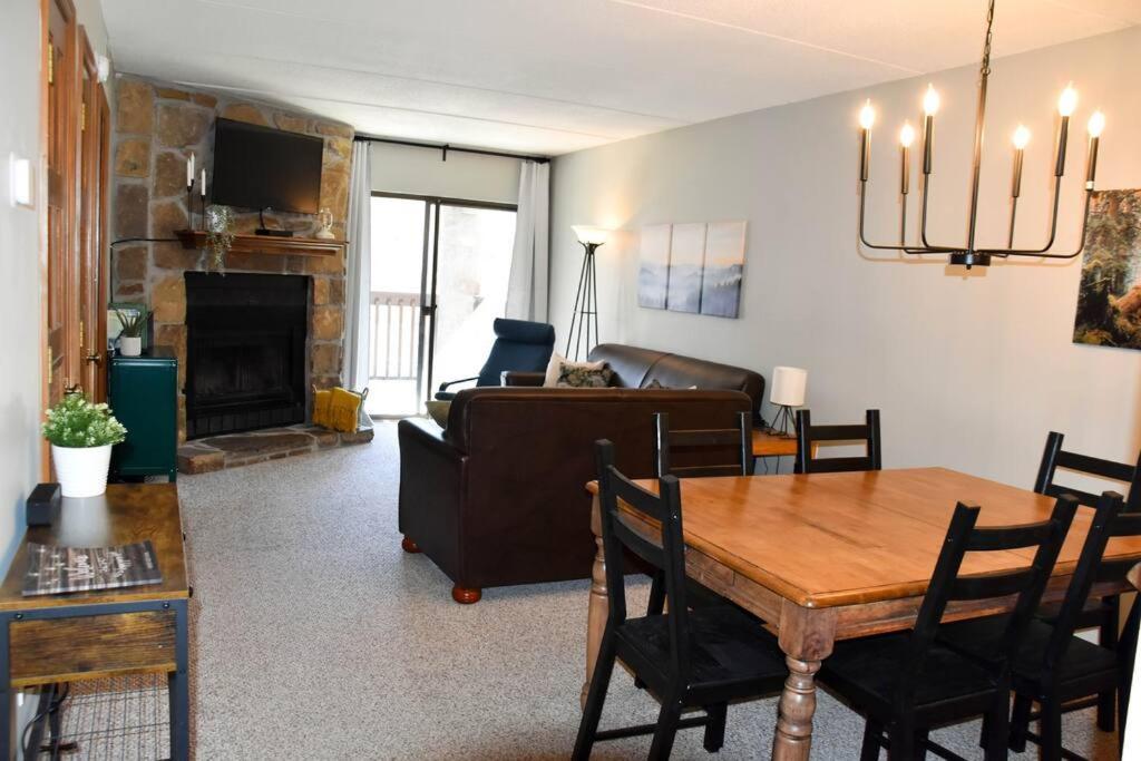 Cozy Mountain Getaway! Mountain Views! 2 Bed, 2 Bath, Sleeps 6 Lejlighed Gatlinburg Eksteriør billede
