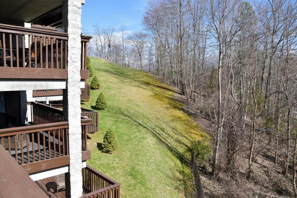 Cozy Mountain Getaway! Mountain Views! 2 Bed, 2 Bath, Sleeps 6 Lejlighed Gatlinburg Eksteriør billede