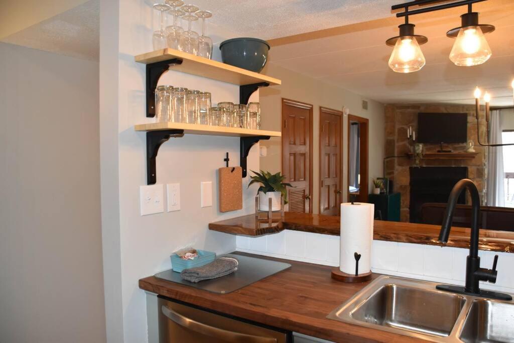 Cozy Mountain Getaway! Mountain Views! 2 Bed, 2 Bath, Sleeps 6 Lejlighed Gatlinburg Eksteriør billede