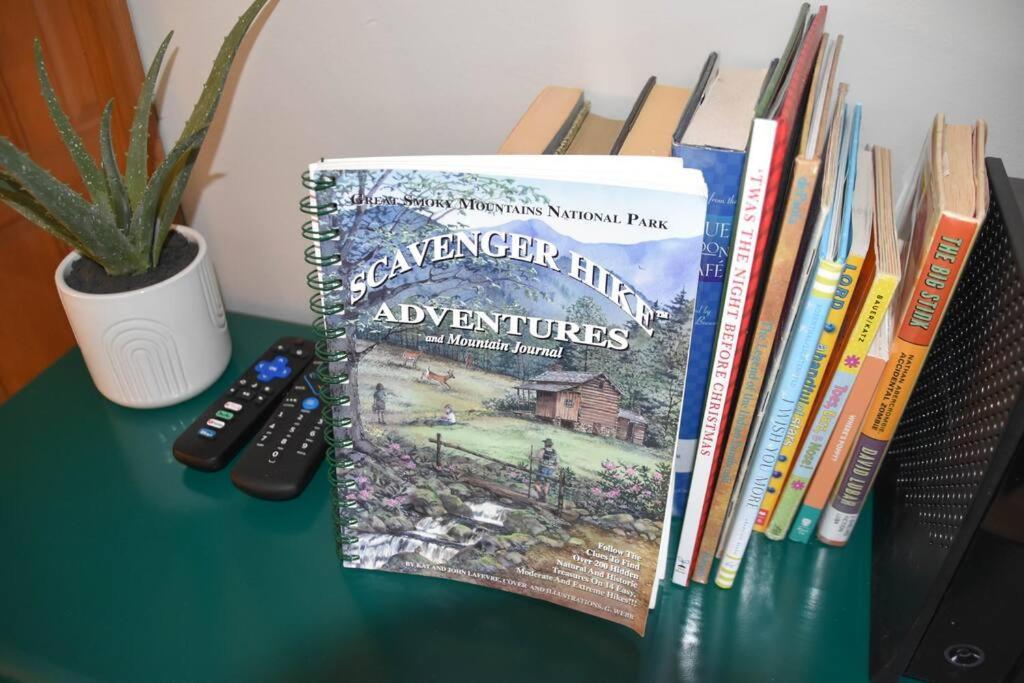 Cozy Mountain Getaway! Mountain Views! 2 Bed, 2 Bath, Sleeps 6 Lejlighed Gatlinburg Eksteriør billede