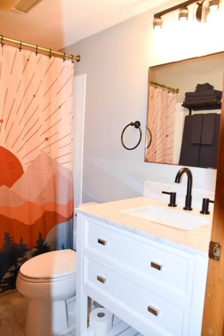 Cozy Mountain Getaway! Mountain Views! 2 Bed, 2 Bath, Sleeps 6 Lejlighed Gatlinburg Eksteriør billede