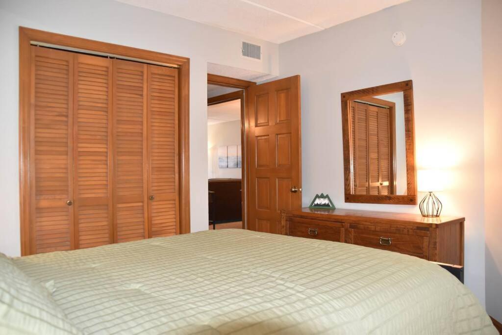 Cozy Mountain Getaway! Mountain Views! 2 Bed, 2 Bath, Sleeps 6 Lejlighed Gatlinburg Eksteriør billede