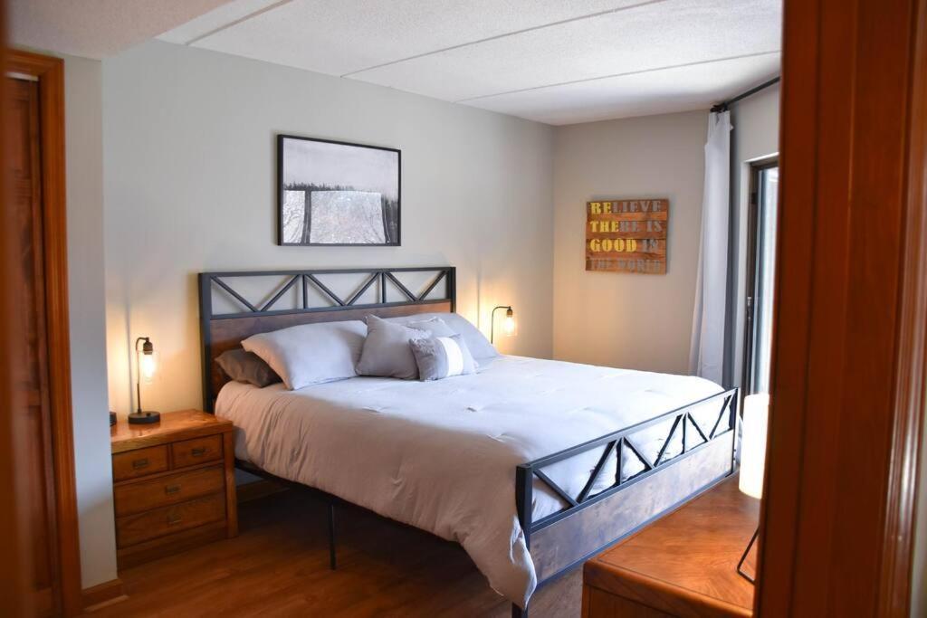 Cozy Mountain Getaway! Mountain Views! 2 Bed, 2 Bath, Sleeps 6 Lejlighed Gatlinburg Eksteriør billede
