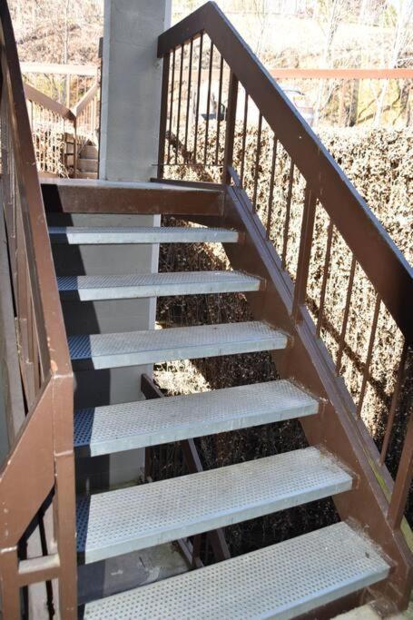 Cozy Mountain Getaway! Mountain Views! 2 Bed, 2 Bath, Sleeps 6 Lejlighed Gatlinburg Eksteriør billede