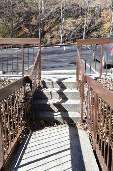 Cozy Mountain Getaway! Mountain Views! 2 Bed, 2 Bath, Sleeps 6 Lejlighed Gatlinburg Eksteriør billede