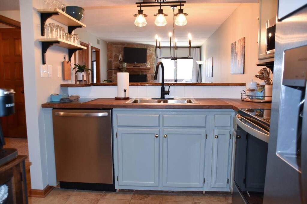 Cozy Mountain Getaway! Mountain Views! 2 Bed, 2 Bath, Sleeps 6 Lejlighed Gatlinburg Eksteriør billede