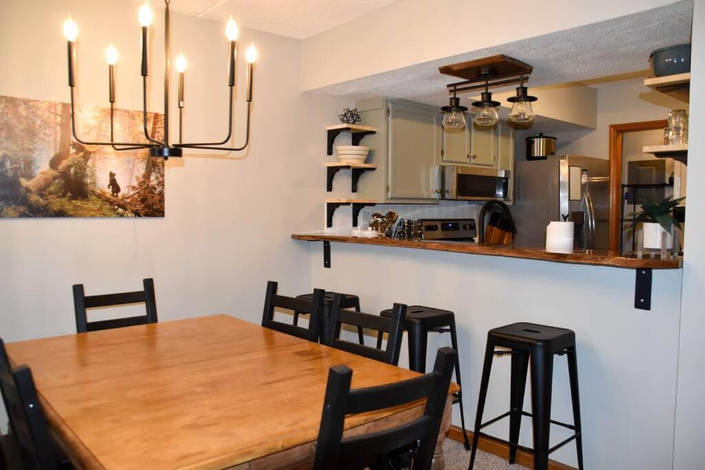 Cozy Mountain Getaway! Mountain Views! 2 Bed, 2 Bath, Sleeps 6 Lejlighed Gatlinburg Eksteriør billede