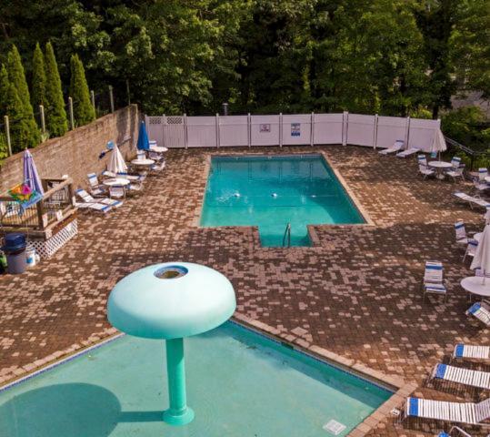 Cozy Mountain Getaway! Mountain Views! 2 Bed, 2 Bath, Sleeps 6 Lejlighed Gatlinburg Eksteriør billede
